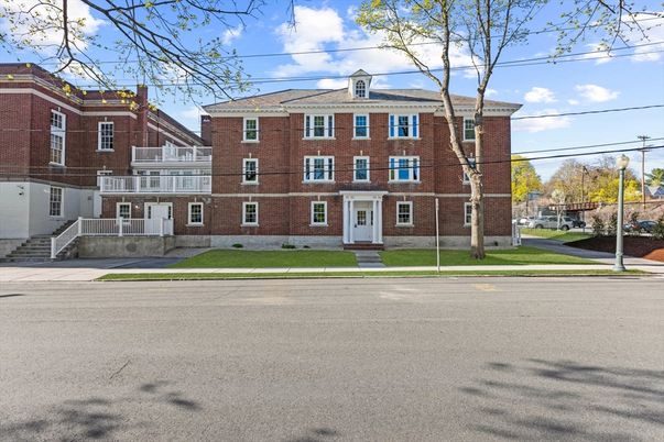 Exterior, Facade, Brick Facade, Georgian