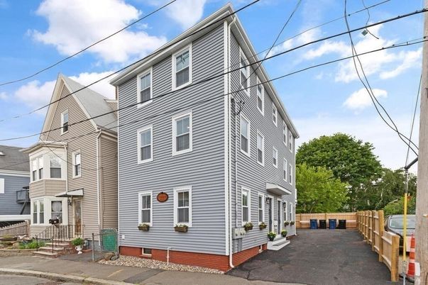 Exterior, Facade, Rowhouse