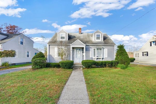 Exterior, Facade, Cape Cod