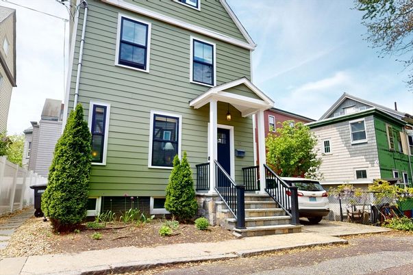 Exterior, Facade, Queen Anne Victorian
