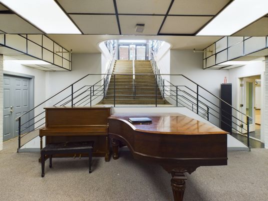 Interior, Piano