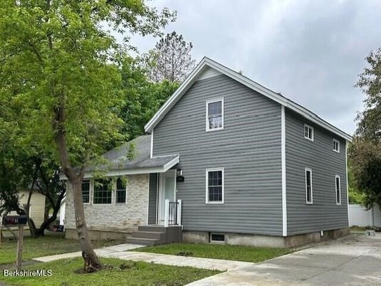 Exterior, Facade, Ranch