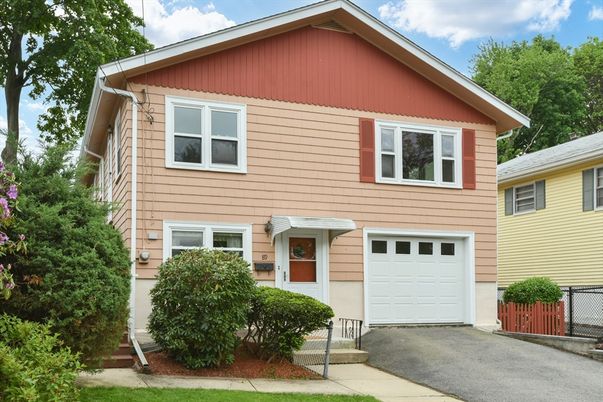 Attached, Exterior, Facade, American Craftsman