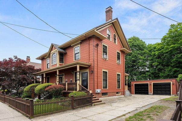 Attached, Exterior, Facade, Queen Anne Victorian