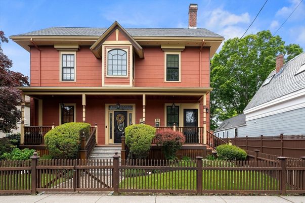 Exterior, Facade, American Foursquare