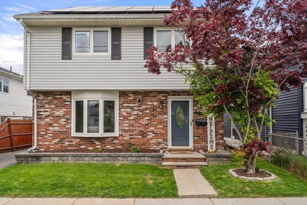 Exterior, Facade, Brick Facade, American Foursquare