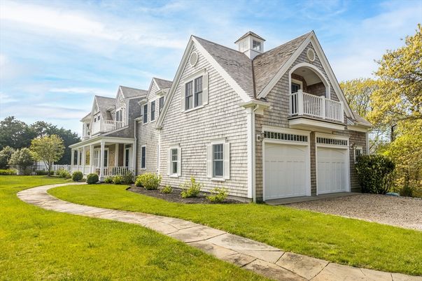 Attached, Exterior, Facade, Brick Traditional