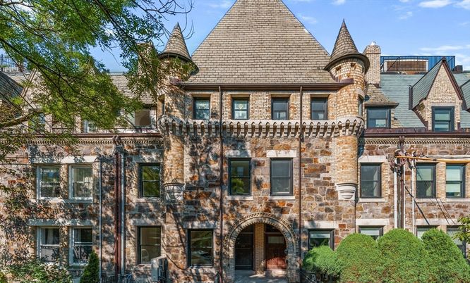 Exterior, Facade, Brick Facade, Queen Anne Victorian