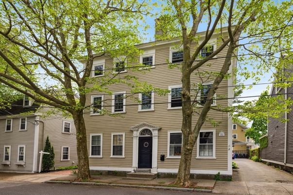 Exterior, Facade, Rowhouse