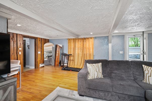 Fitness Equipment, Interior, Living room, Recessed Lighting, Wood Texture Flooring
