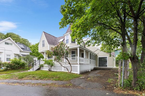 Exterior, Facade, Queen Anne Victorian