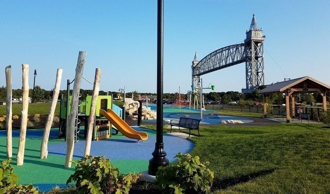 Exterior, Playground, Pool