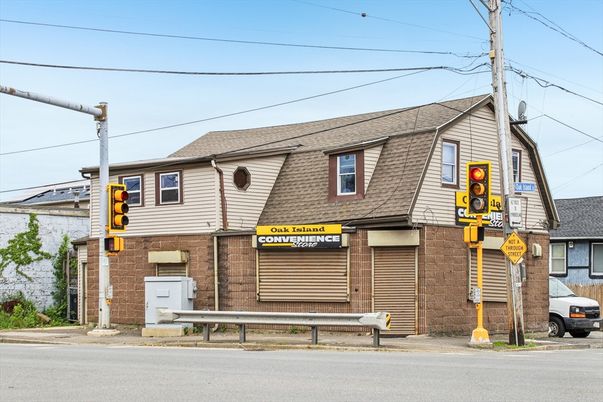 Exterior, Facade, Brick Facade, Cape Cod