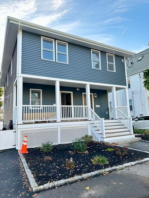 Exterior, Facade, Rowhouse