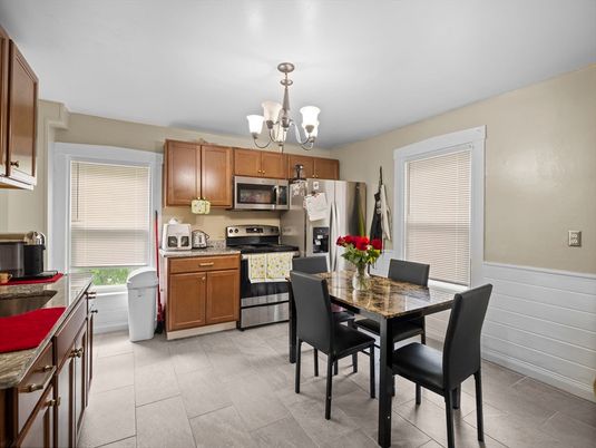 Chandelier, Dining room, Interior, Kitchen, Stainless Steel Appliances