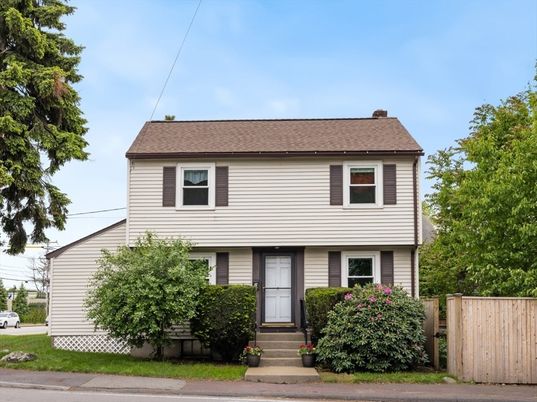 Exterior, Facade, American Foursquare