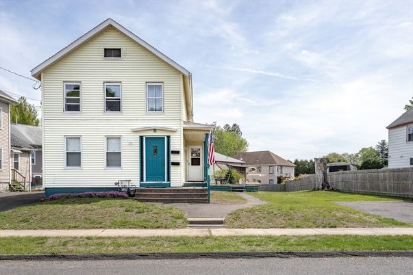 Exterior, Facade, Farmhouse