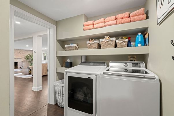 Interior, Recessed Lighting, Washer, Wood Texture Flooring