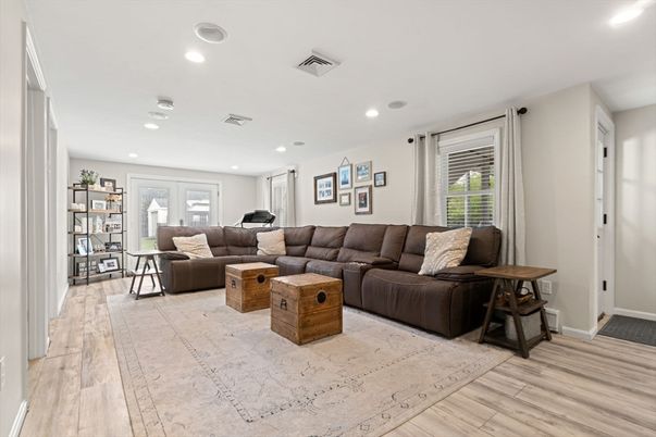 Fitness Equipment, Interior, Living room, Recessed Lighting, Wood Texture Flooring