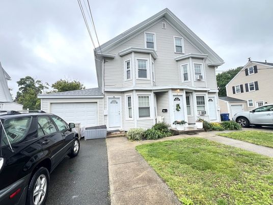 Attached, Exterior, Facade, Queen Anne Victorian