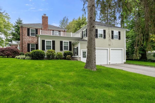 Attached, Exterior, Facade, Brick Facade, Split Level