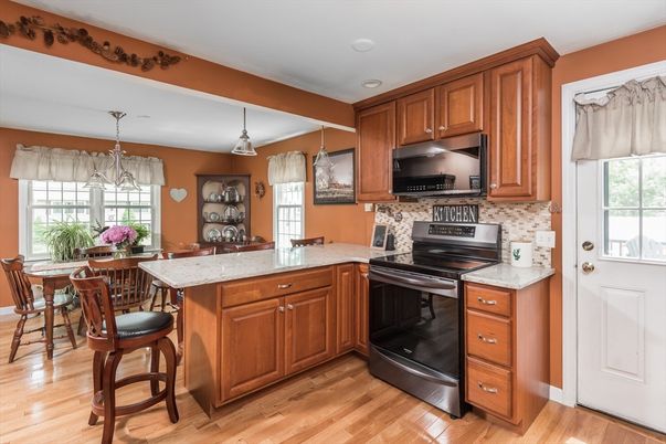 Dining room, Interior, Kitchen, Pendant Lights, Recessed Lighting, Wood Texture Flooring