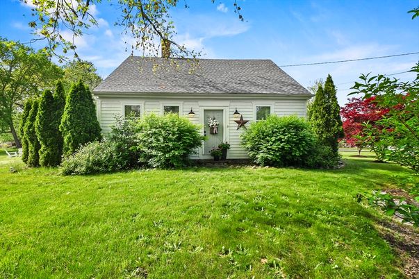 Backyard, Exterior, Facade, Cape Cod