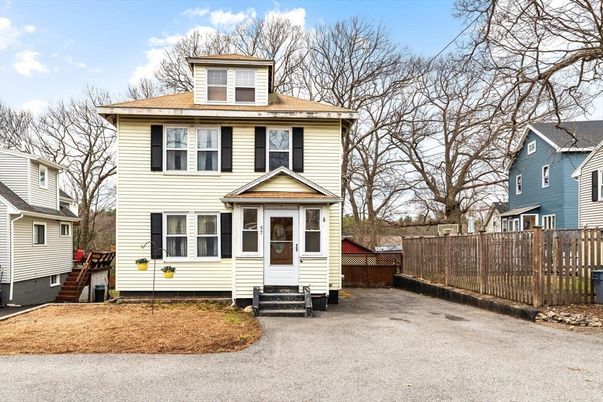 Exterior, Facade, American Foursquare