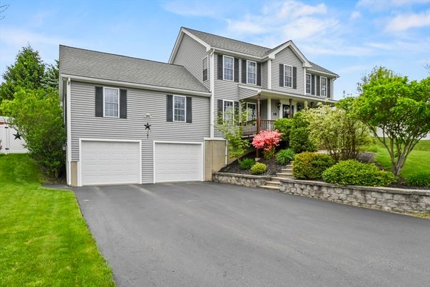 Attached, Exterior, Facade, Raised Ranch