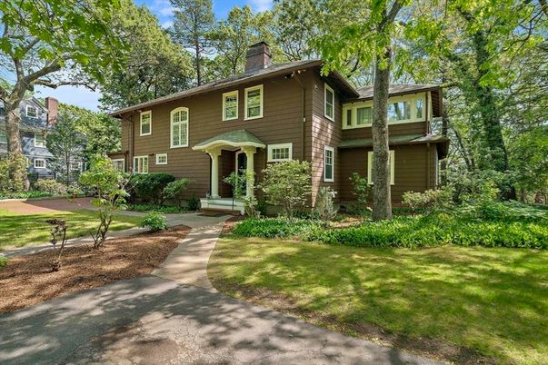 Exterior, Facade, Raised Ranch