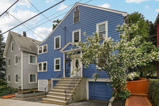Attached, Exterior, Facade, Queen Anne Victorian