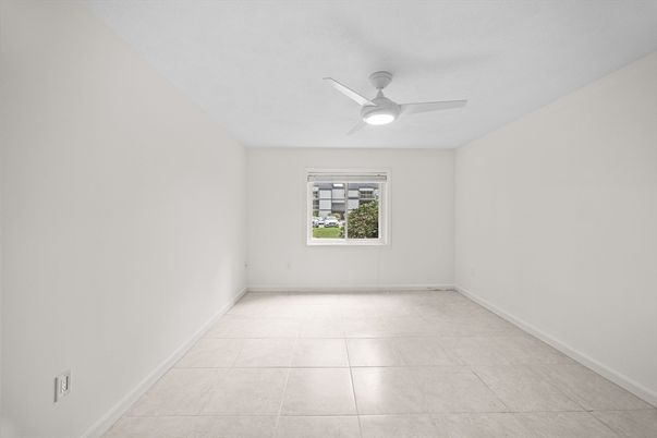 Empty room, Interior