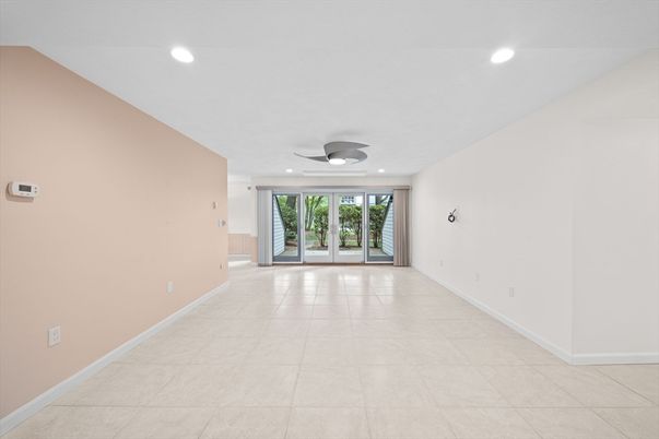 Empty room, Interior, Recessed Lighting