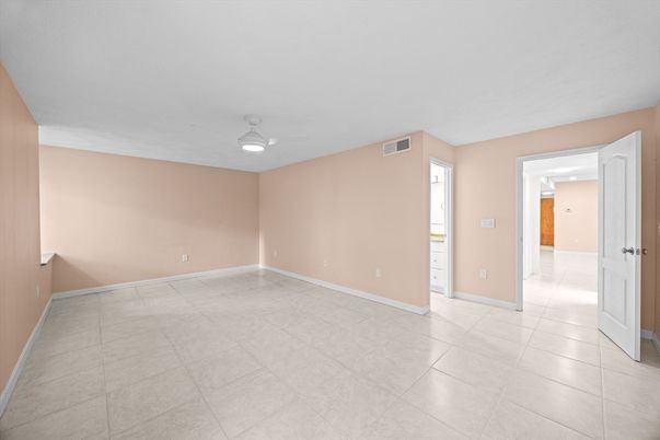 Empty room, Interior