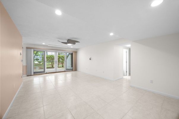 Empty room, Interior, Recessed Lighting