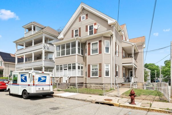 Attached, Exterior, Facade, Queen Anne Victorian