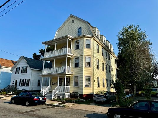 Exterior, Facade, Queen Anne Victorian