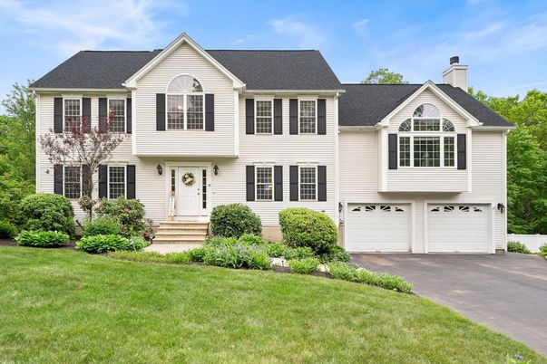 Attached, Exterior, Facade, Raised Ranch