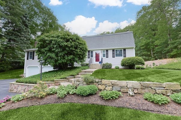 Attached, Exterior, Facade, Cape Cod