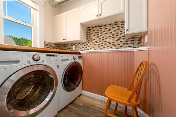 Interior, Washer, Wood Texture Flooring