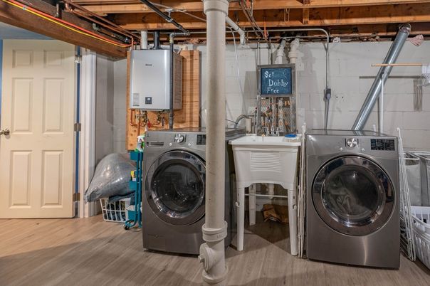 Interior, Washer, Wood Texture Flooring