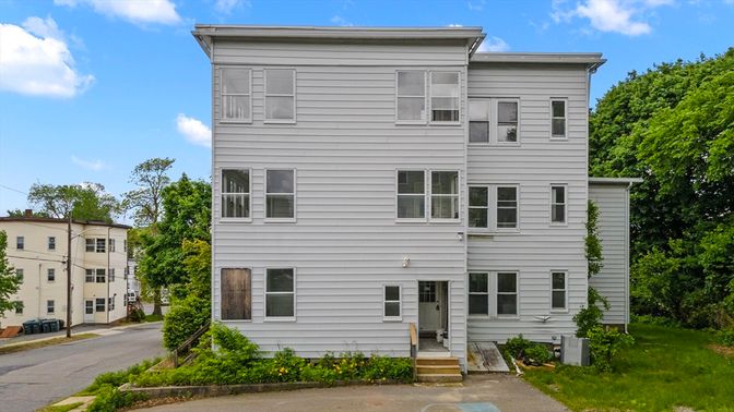 Exterior, Facade, Rowhouse