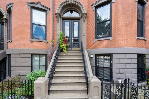 Exterior, Facade, Brick Facade, Rowhouse