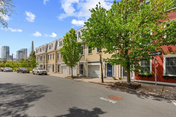 Attached, Exterior, Facade, Rowhouse