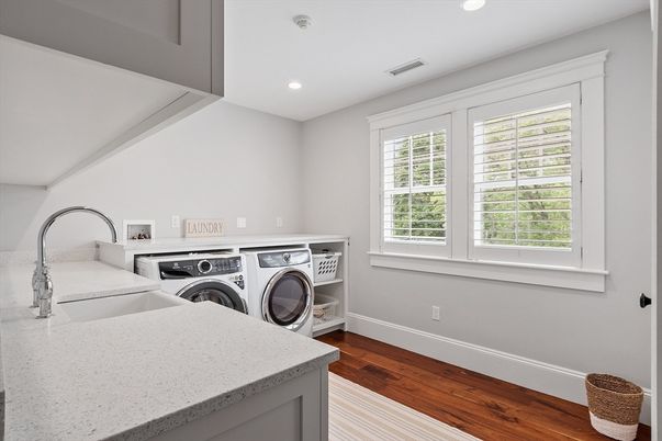 Interior, Recessed Lighting, Washer, Wood Texture Flooring