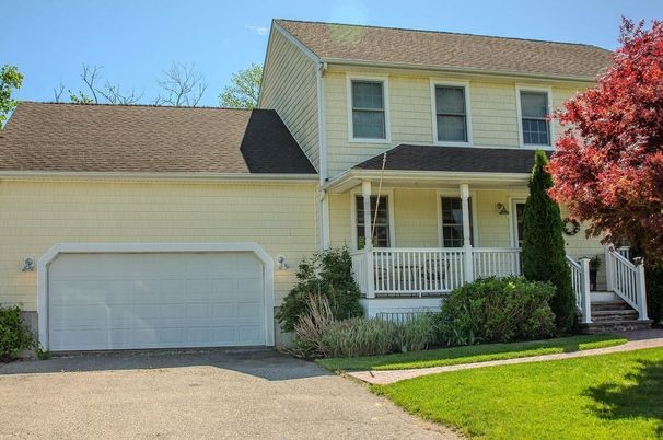 Attached, Exterior, Facade, Cape Cod