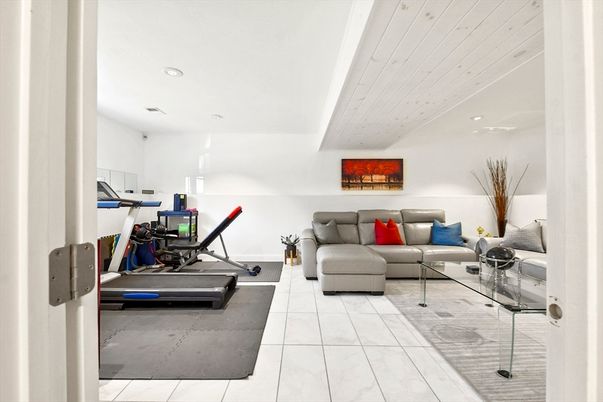 Fitness Equipment, Interior, Living room, Recessed Lighting