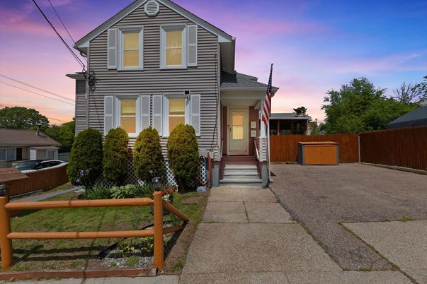 Exterior, Facade, Queen Anne Victorian