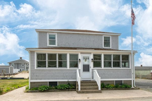 Exterior, Facade, Raised Ranch