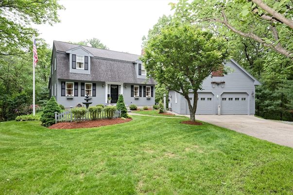 Attached, Exterior, Facade, Cape Cod